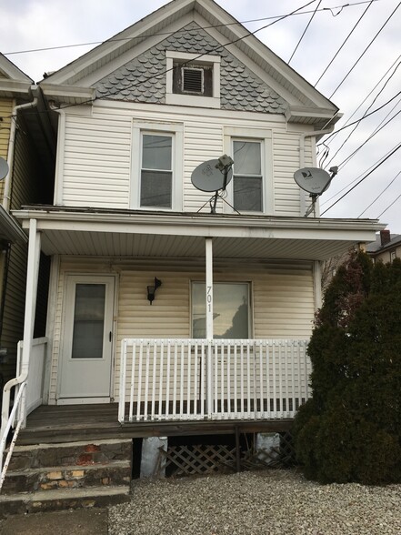Building Photo - 701 Railroad st
