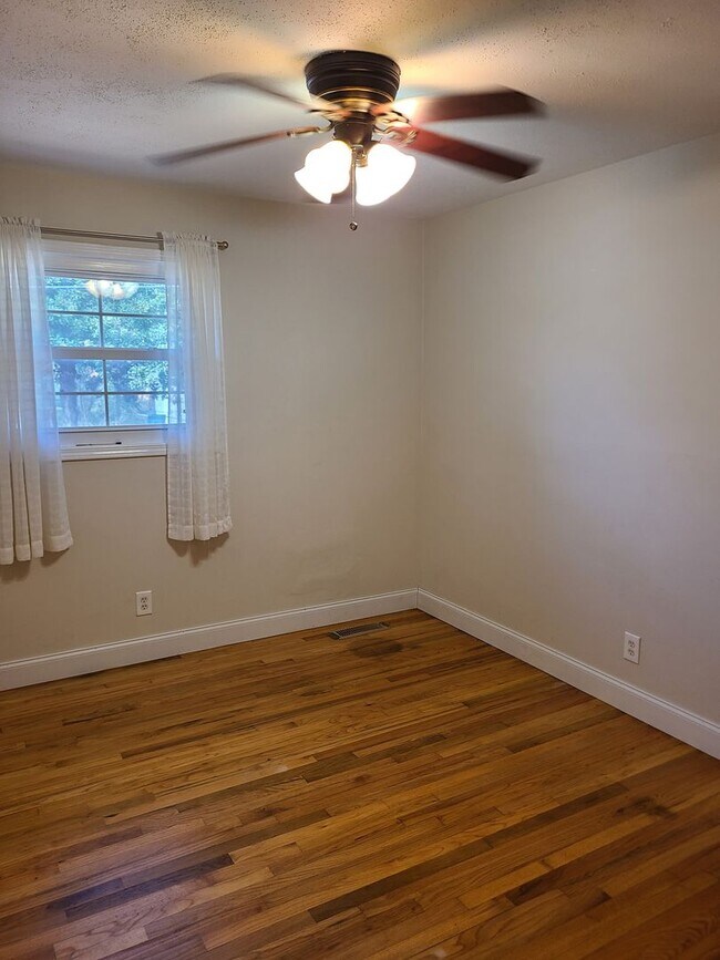 Building Photo - Charming 2BR + versatile bonus room perfect for a 3rd Bedroom or Office!
