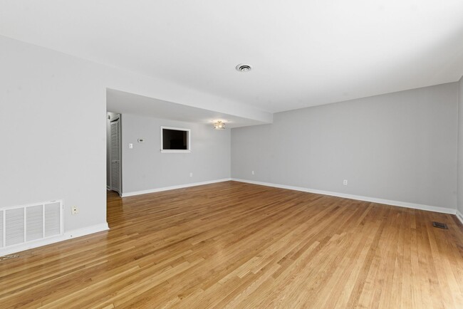 Building Photo - Charming 2-Bedroom Home with Hardwood Floors in North Highland Park