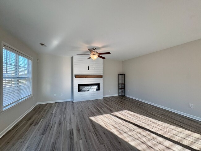 Building Photo - Move-In Ready, Fenced-In Backyard, Pet Friendly, One Story Home – Convenience Meets Comfort!