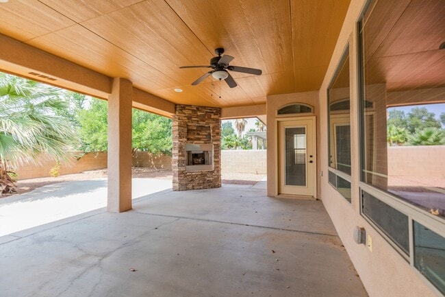 Building Photo - Beautiful Home in the Golf Course Area