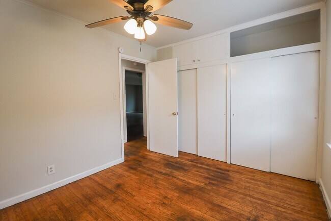 Building Photo - 3 BED 1 BATH! Schedule a tour today!