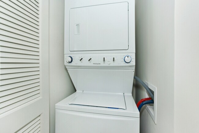 Building Photo - Convenient Living in Kakaako! Collection L...