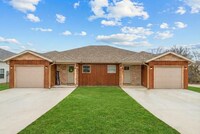 Building Photo - New Never Occupied - Brand New 2 bedroom 2 bath Duplex in Kimberling City, MO