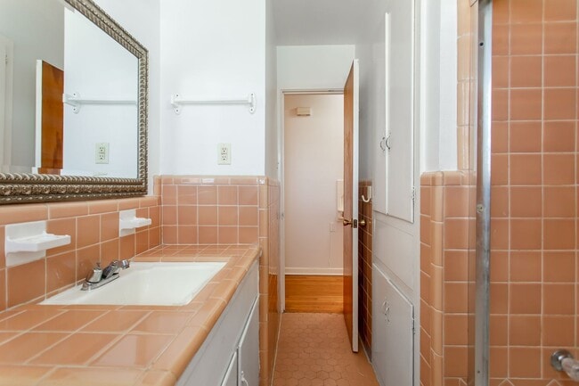 Building Photo - 3-bedroom, 2-bath home with 2-car garage in Casa View