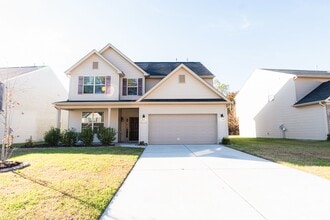Building Photo - Spacious 5 Bedroom, 3 bath home in Greensboro with 2 car garage