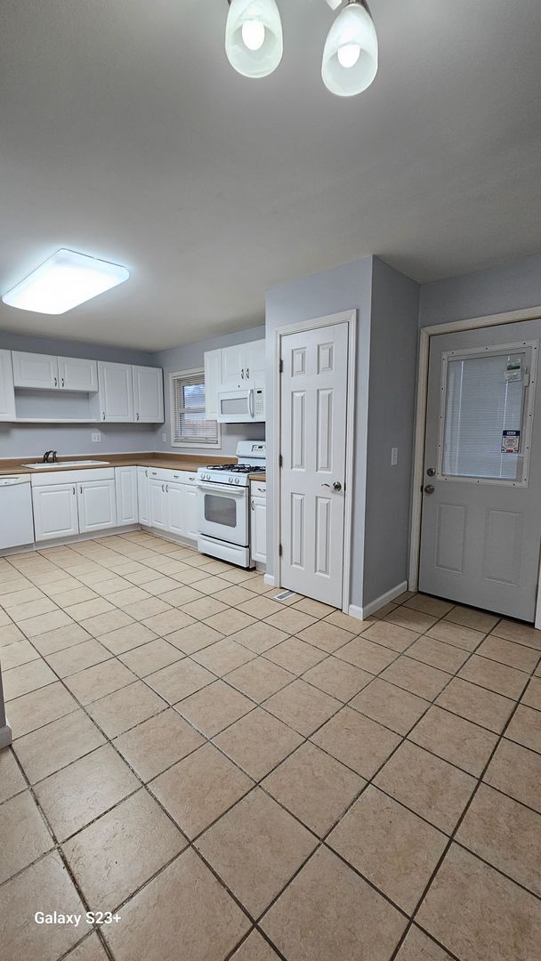 Building Photo - 3 bedroom with fenced yard