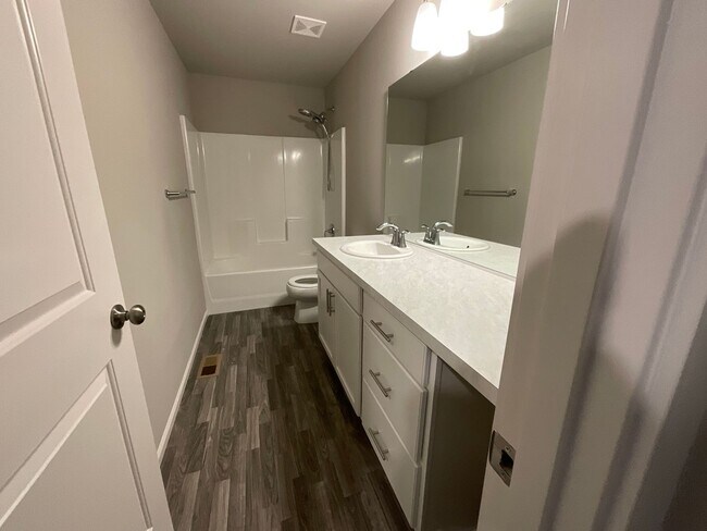 Building Photo - Beautiful 4 Bedroom, 2.5 Bath Home Available November 1st!