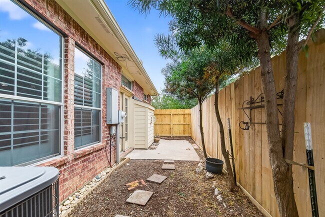 Building Photo - 1408 S Friendswood Dr