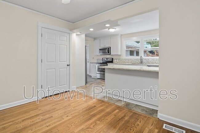 Building Photo - 9520 SW Cypress St