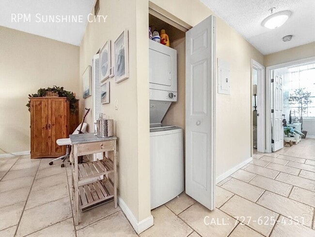 Building Photo - 701 Mirror Lake Dr N