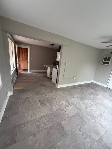 Building Photo - 717 E 6th Ave