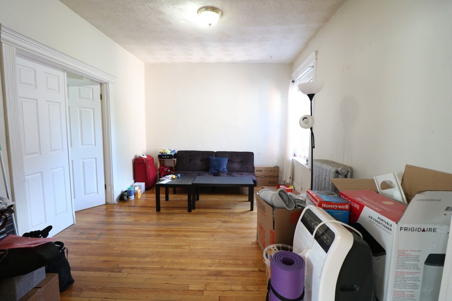 Primary Photo - 141 Chiswick Rd