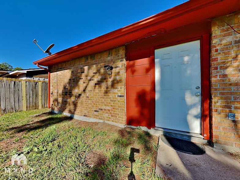 Building Photo - 14006 Pinewest Ct