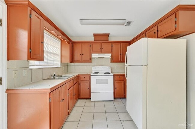 Building Photo - 18 Redbud Ave
