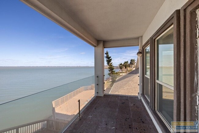 Building Photo - 618 N Shore Dr