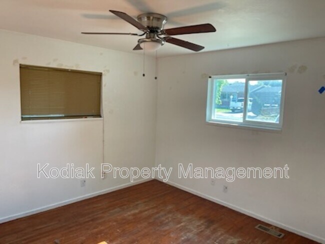 Building Photo - 3737 3325 W