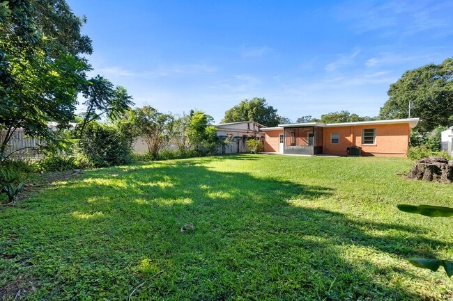 Building Photo - Charming 3Bed 2bath Nestled in the heart o...