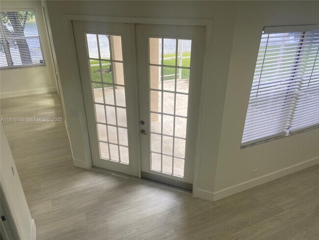 Building Photo - 241 E Bayridge Dr