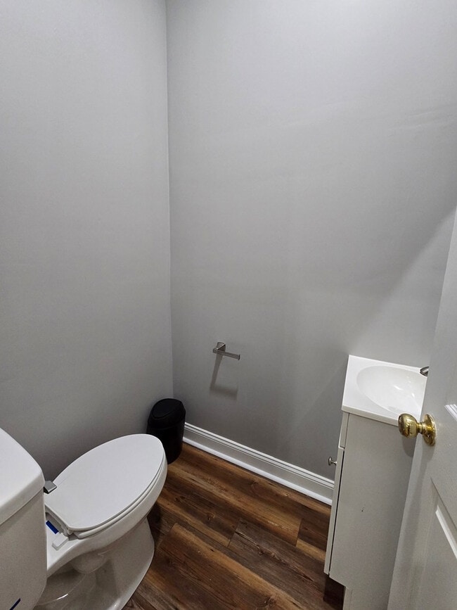 Building Photo - 900 Race Track Rd