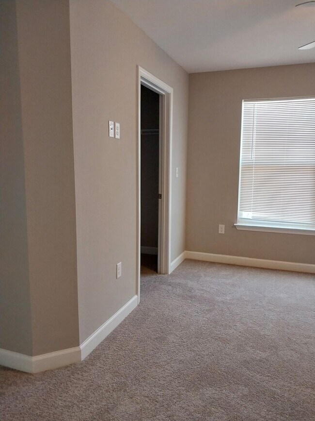 Building Photo - Gorgeous 3 Bedroom 2.5 Bath Townhome
