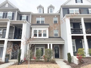 Building Photo - Charming 3 Story 4 Bedrooms with 1st Floor Guest Suite Townhome @ Smith Farm, Apex, Available Now!