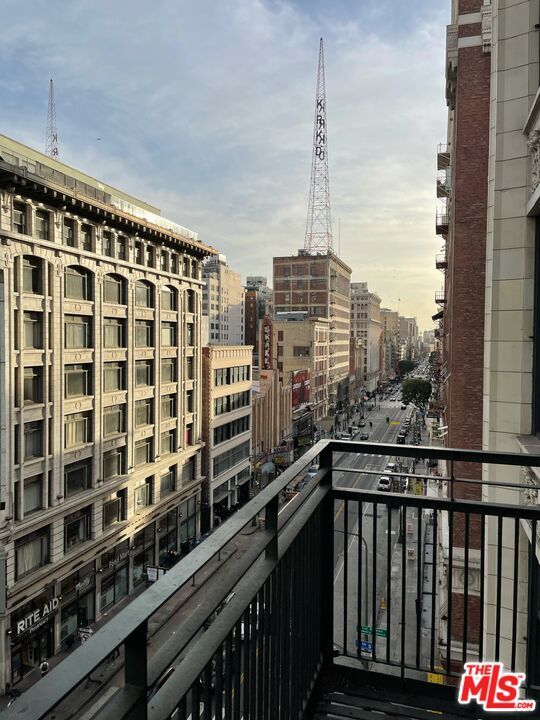 Building Photo - 315 W 5th St