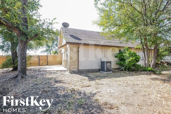 Building Photo - 2113 Deerfield Dr