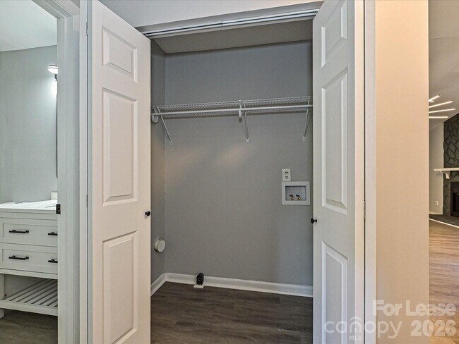Building Photo - 633 Pennwood Ln