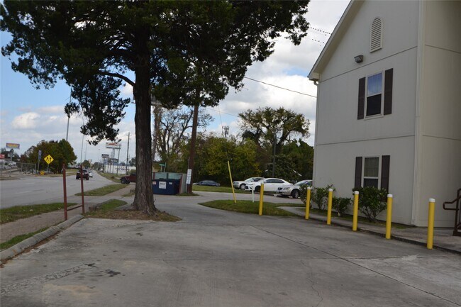 Building Photo - 304 Dell Ct