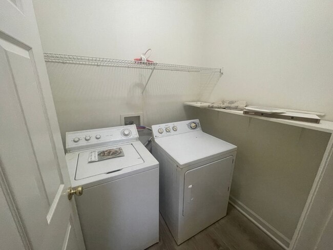 Building Photo - Greenway Village 2 Bedroom Townhome