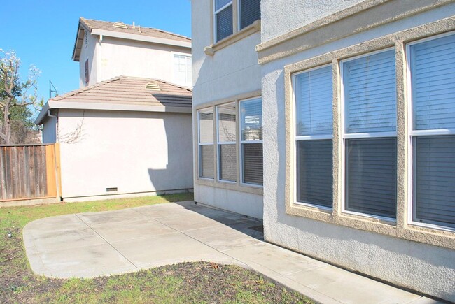 Building Photo - Bright 2 Story Home In Great Dublin Ranch ...