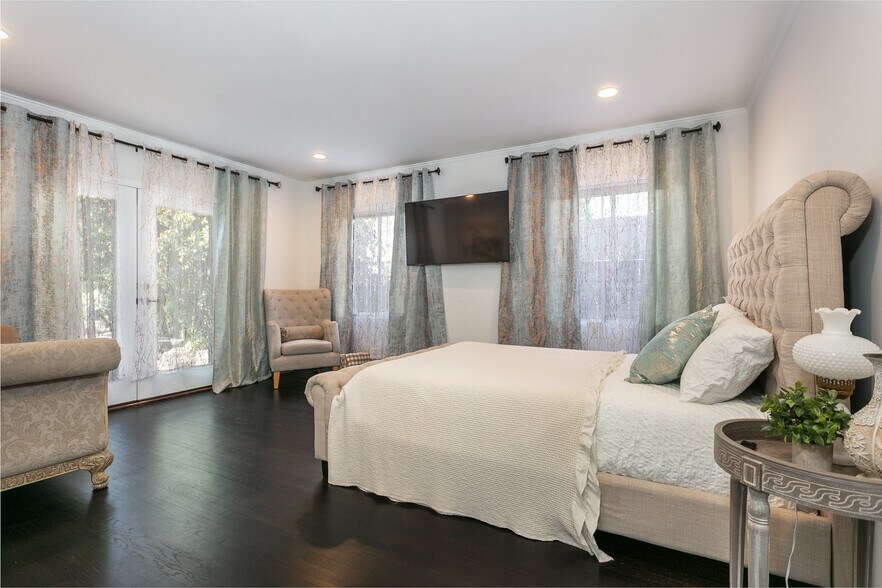 Primary Bedroom - 5825 Fulton Ave