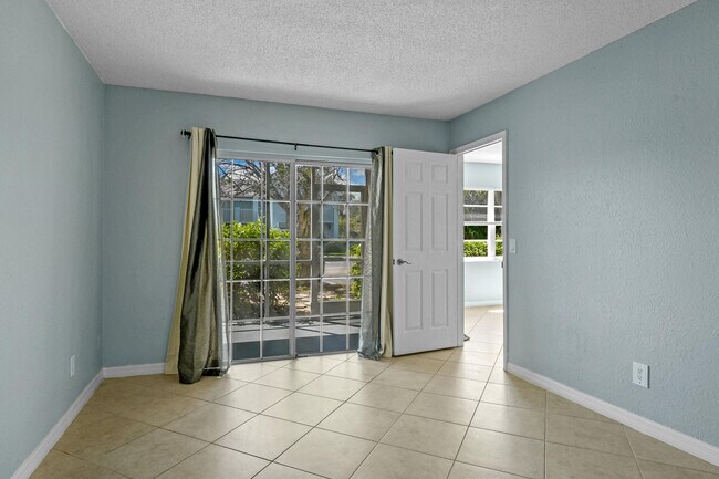 Building Photo - 1604 SE Green Acres Cir