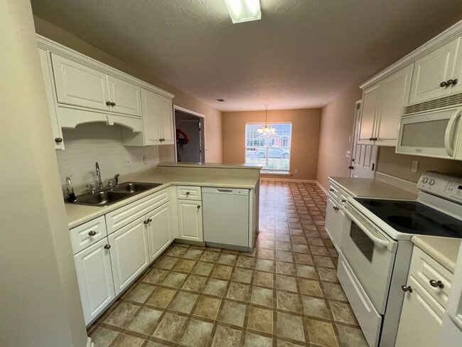 Building Photo - 204 Sand Fox Pl