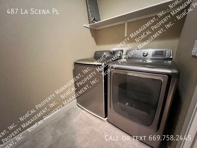 Building Photo - 487 La Scena Pl