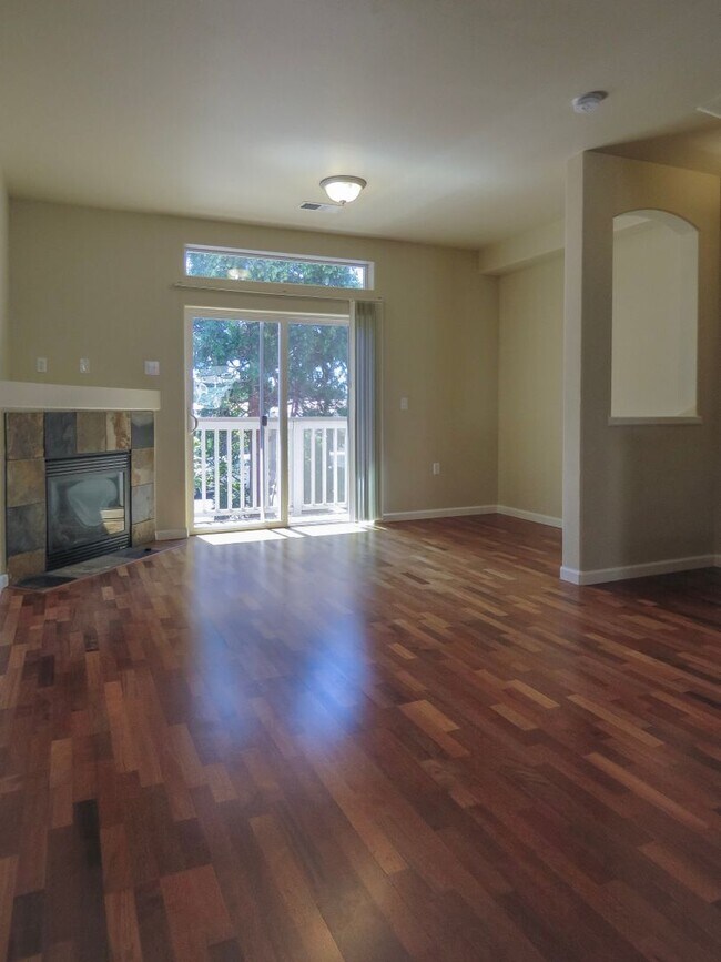 Building Photo - 2 Bedroom Townhome Coming soon !!