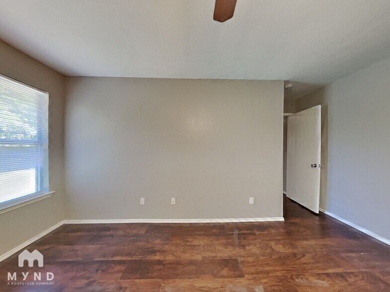 Building Photo - 327 W Little Creek Rd