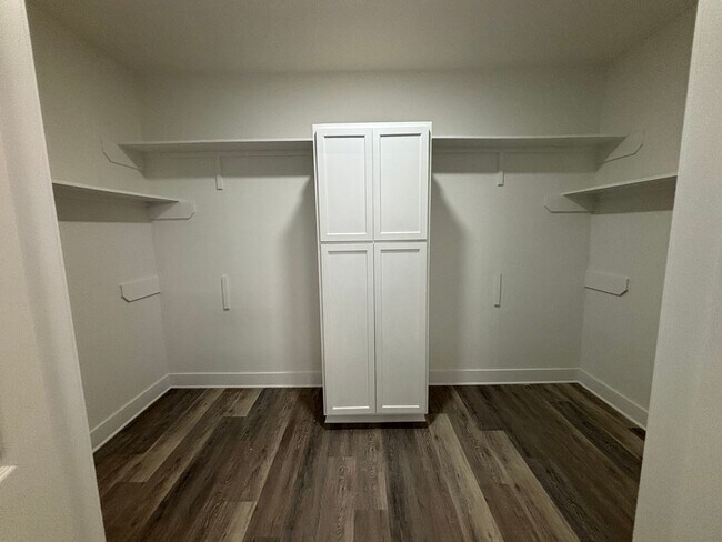 Building Photo - 5 bedrooms!! Remodeled top to bottom!