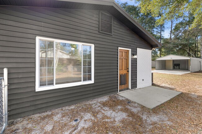 Building Photo - 351 Queens Way