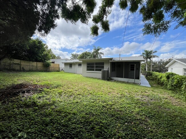 Building Photo - 5033 Farley Dr