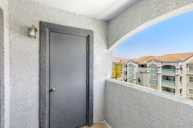 Building Photo - 1 Bedroom Northwest Condo