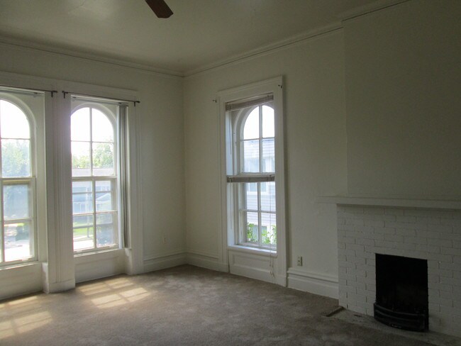 Building Photo - 324 W. FOREST AVE.