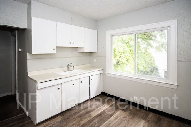 Building Photo - Updated 2BD UP off West Blvd-Westside Clev...