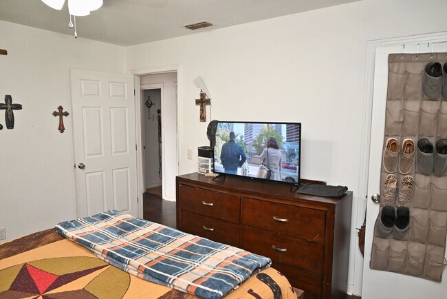 Building Photo - Handicap Accessible 2 Bed 1 Bath With Huge Yard In Burkburnett!