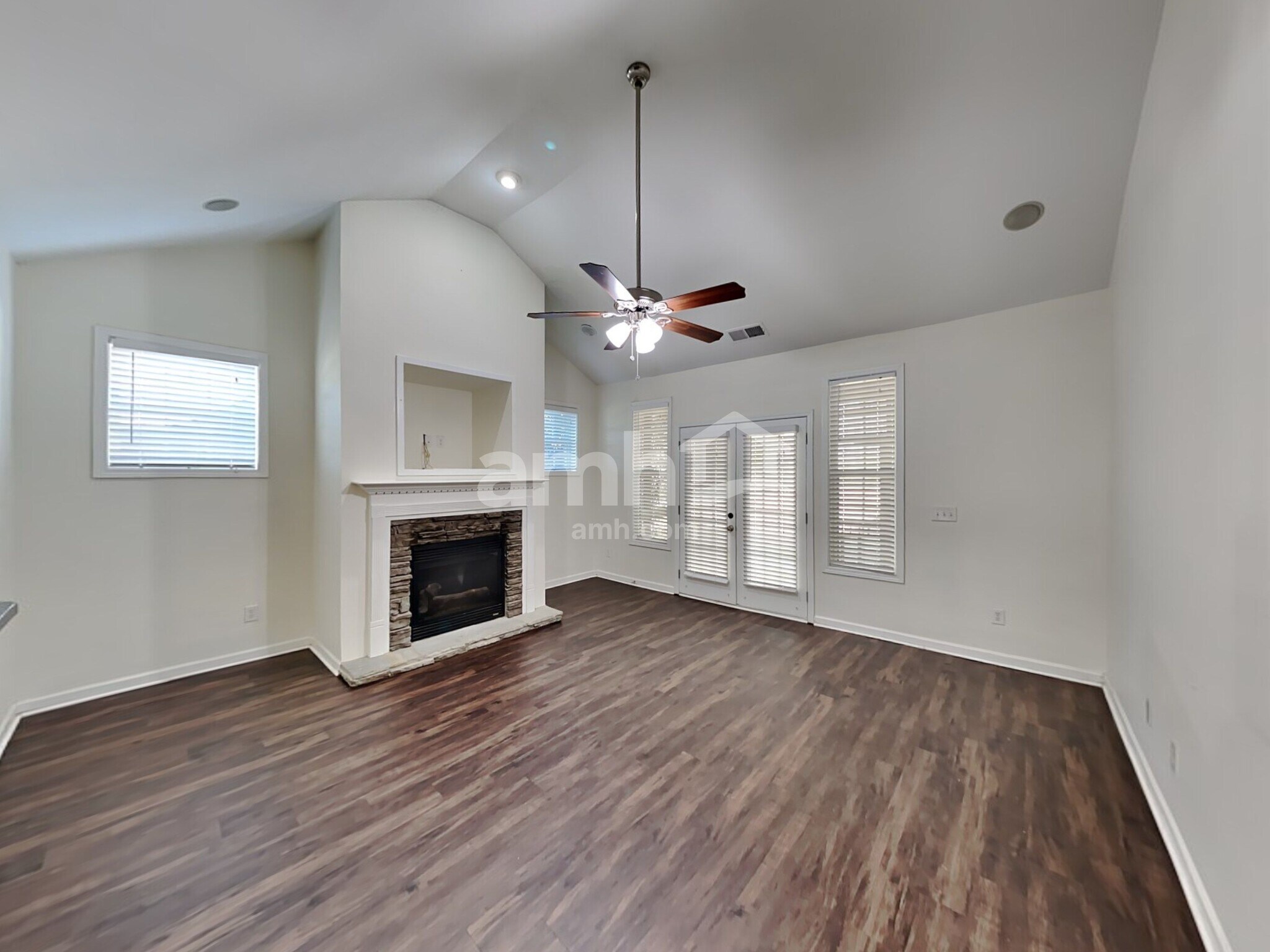 Building Photo - 192 Greenview Dr