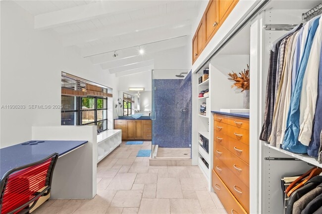 Building Photo - 2132 Middle River Dr