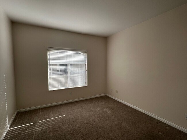 Building Photo - BEAUTIFUL UPGRADED CONDO/MANY AMENITIES - 3 BED, 2 BATH