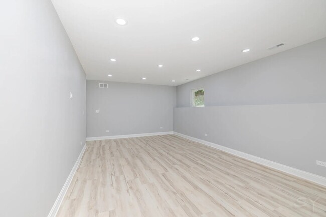 Building Photo - 1044 N Springfield Ave