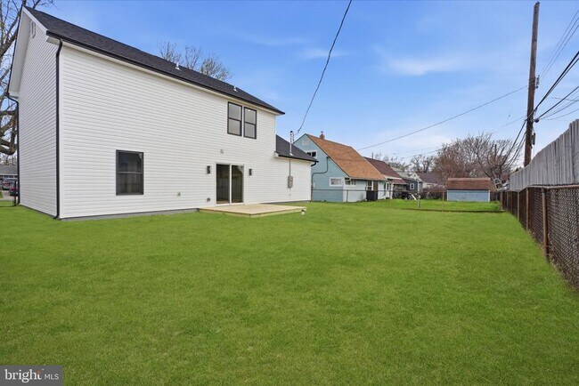 Building Photo - 213 Holly Dr